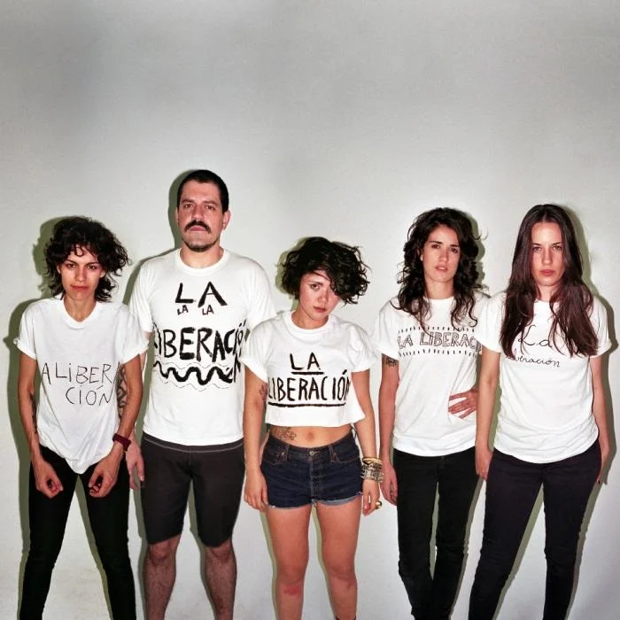 CSS : LE GROUPE BRÉSILIEN QUI A MÉLANGÉ INDIE ROCK ET ÉLECTRO