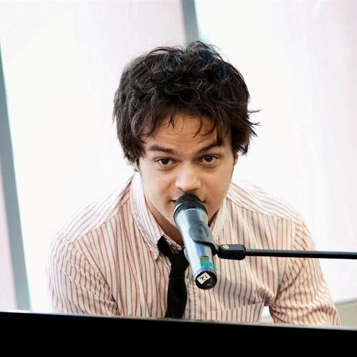 JAMIE CULLUM : LE PIANISTE QUI A RÉINVENTÉ LE JAZZ POP