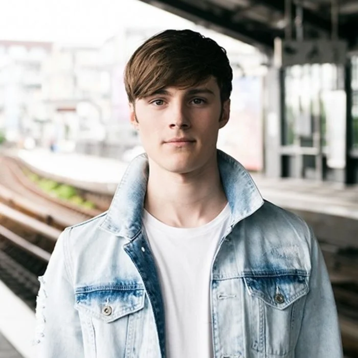 TOM GREGORY : LE VOYAGE MUSICAL D'UN CHANTEUR BRITANNIQUE