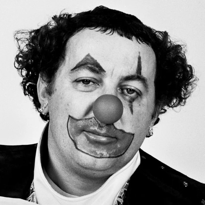 COLUCHE : L'HUMORISTE ENGAGÉ QUI A MARQUÉ LA CHANSON FRANÇAISE
