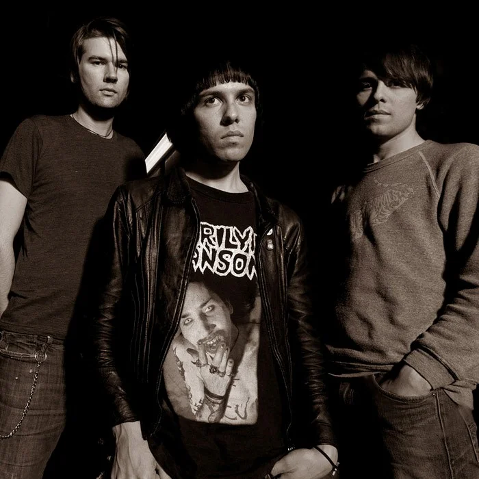 THE CRIBS : LE TRIO INDIE ROCK BRITANNIQUE INCONTOURNABLE