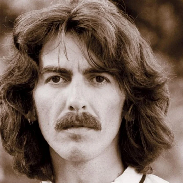 GEORGE HARRISON : LE BEATLE SILENCIEUX QUI A RÉVOLUTIONNÉ LE ROCK
