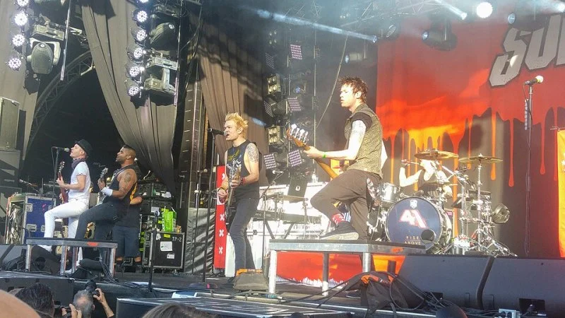 DERYCK WHIBLEY : DU ROCK CANADIEN À LA CARRIÈRE SOLO