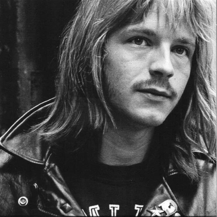 RENAUD : BIOGRAPHIE DU CHANTEUR FRANÇAIS ENGAGÉ