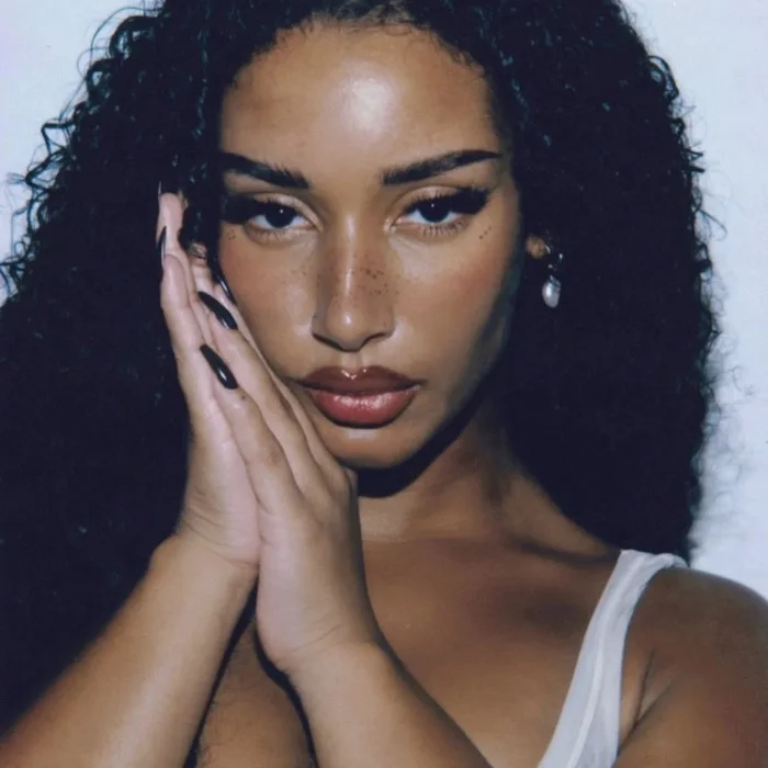 NAOMI SHARON : LA VOIX ENVOÛTANTE DU R&B ALTERNATIF