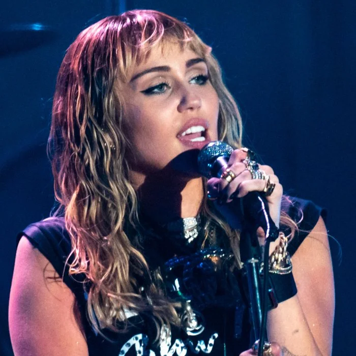 MILEY CYRUS : L'ARTISTE AMÉRICAINNE DE POP ET DE ROCK QUI A CHANGÉ LA SCÈNE MUSICALE