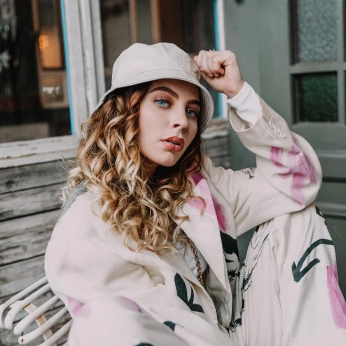AMBER VAN DAY : LA VOIX POP BRITANNIQUE QUI A CONQUIS LE MONDE