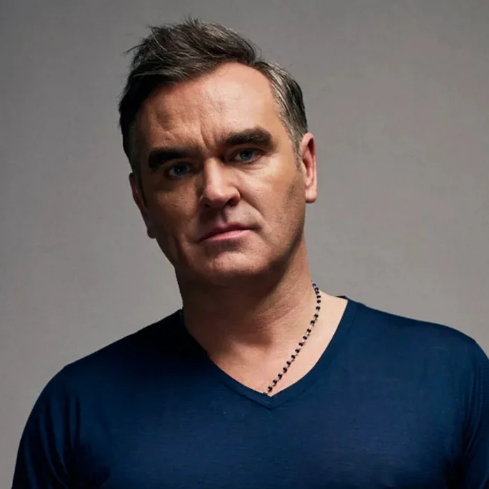 MORRISSEY : ICÔNE DE L'INDIE ROCK ANGLAIS, BIOGRAPHIE ET HÉRITAGE