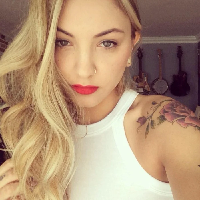 JULIA MICHAELS : LA PAROLIÈRE DE LA POP QUI A CONQUIS LE MONDE