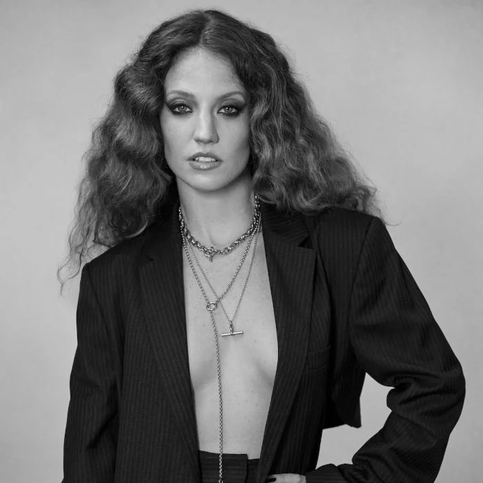 JESS GLYNNE : LA VOIX D'OR DE LA DANCE-POP BRITANNIQUE