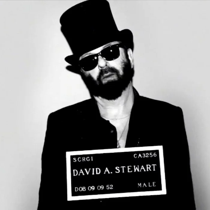 DAVE STEWART : DU GUITARISTE D'EURYTHMICS À LA CARRIÈRE SOLO