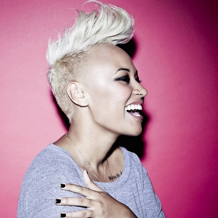 EMELI SANDÉ : LA VOIX SOUL DE LA RÉVOLUTION MUSICALE