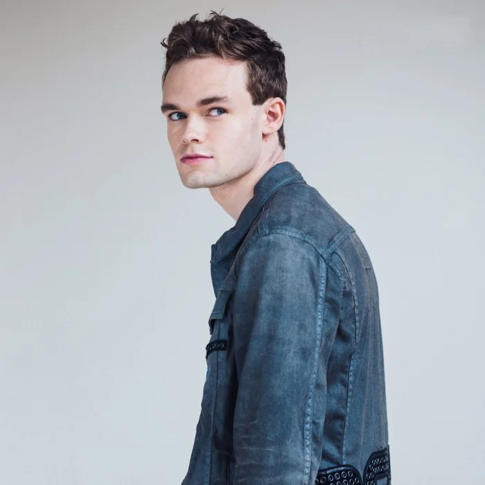 JAMES TW : LA VOIX ANGLAISE QUI A CONQUIS LE MONDE