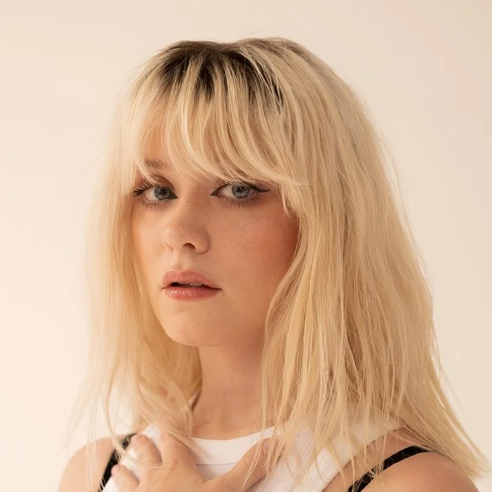 MAISIE PETERS : LA VOIX D'UNE GÉNÉRATION ENTRE POP ET INTIMITÉ