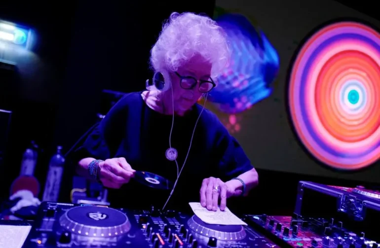 À 85 ANS, CETTE DJ POLONAISE CONTINUE D'ENFLAMMER LE DANCEFLOOR