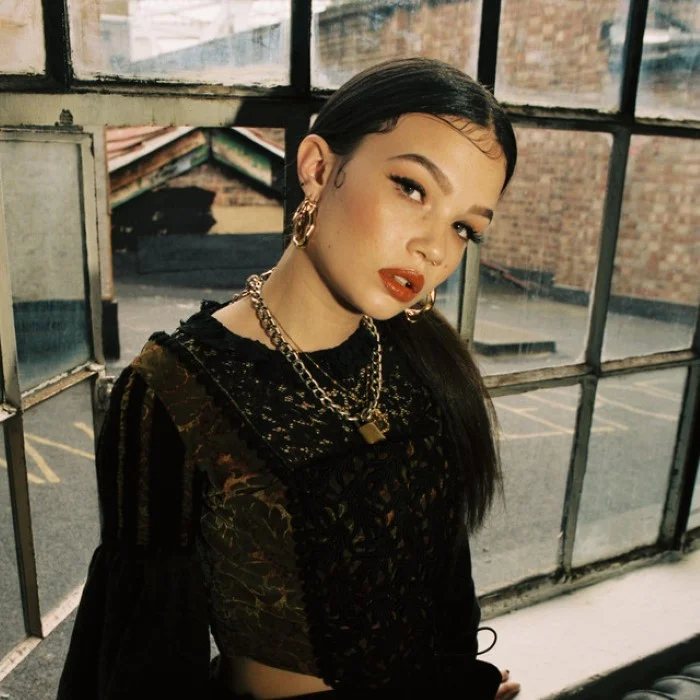 LOLA YOUNG : LA NOUVELLE VOIX DE LA POP ALTERNATIVE BRITANNIQUE