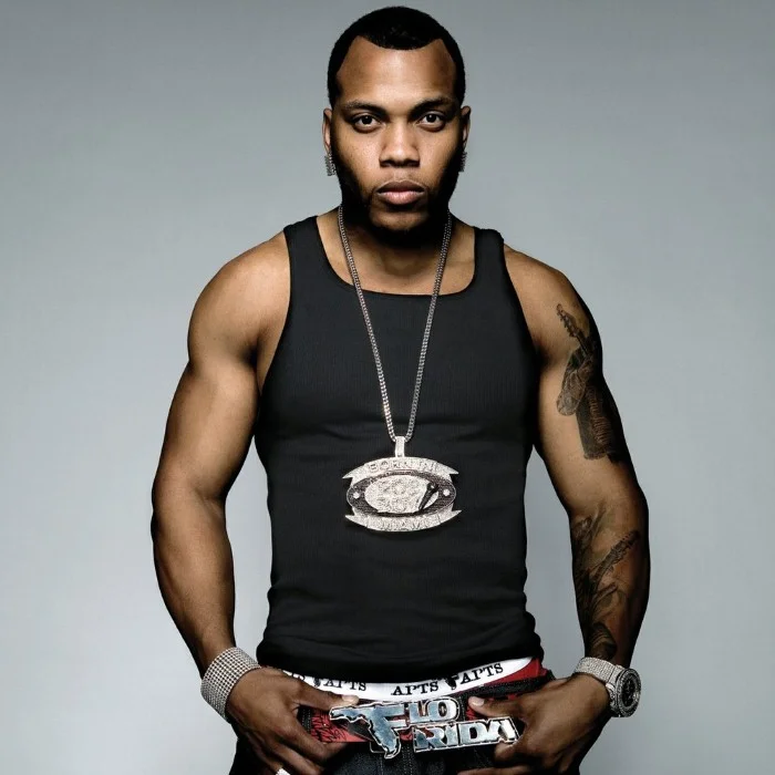 FLO RIDA : BIOGRAPHIE DU RAPPEUR AMÉRICAIN AUX TUBES PLANÉTAIRES