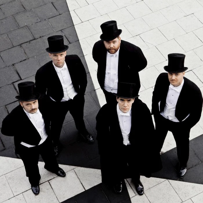 THE HIVES : LE ROCK SUÉDOIS QUI A ENVOÛTÉ LE MONDE