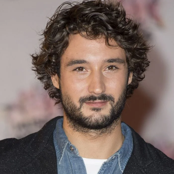 JÉRÉMY FRÉROT : LA VOIX SINCÈRE DE LA CHANSON FRANÇAISE
