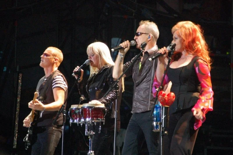 THE B-52S : LE GROUPE FESTIF QUI A RÉINVENTÉ LA POP