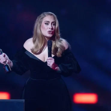 ADELE INTERROMPT SON CONCERT... POUR SALUER SON OBSTÉTRICIEN