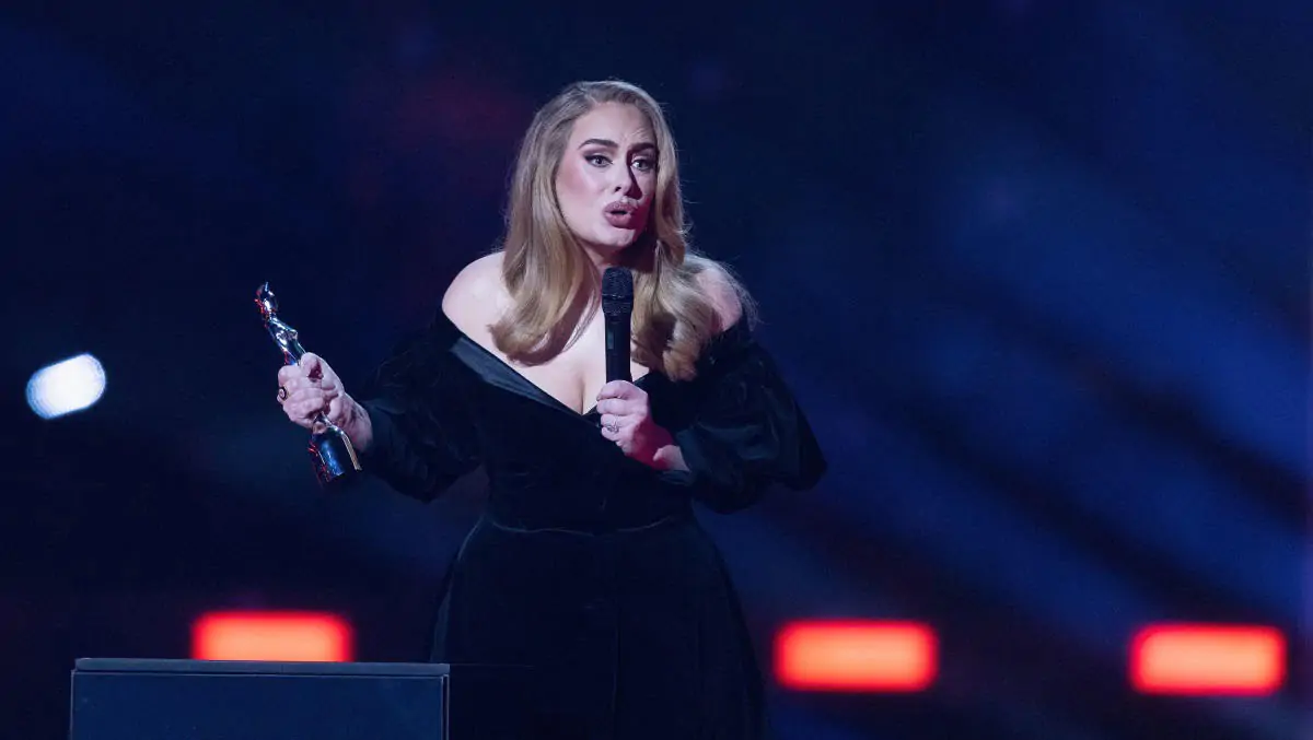 ADELE INTERROMPT SON CONCERT... POUR SALUER SON OBSTÉTRICIEN