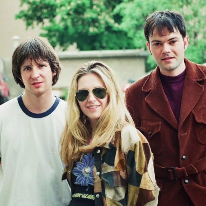 SAINT ETIENNE : LE TRIO BRITANNIQUE QUI A REDÉFINI LA POP ÉLECTRONIQUE