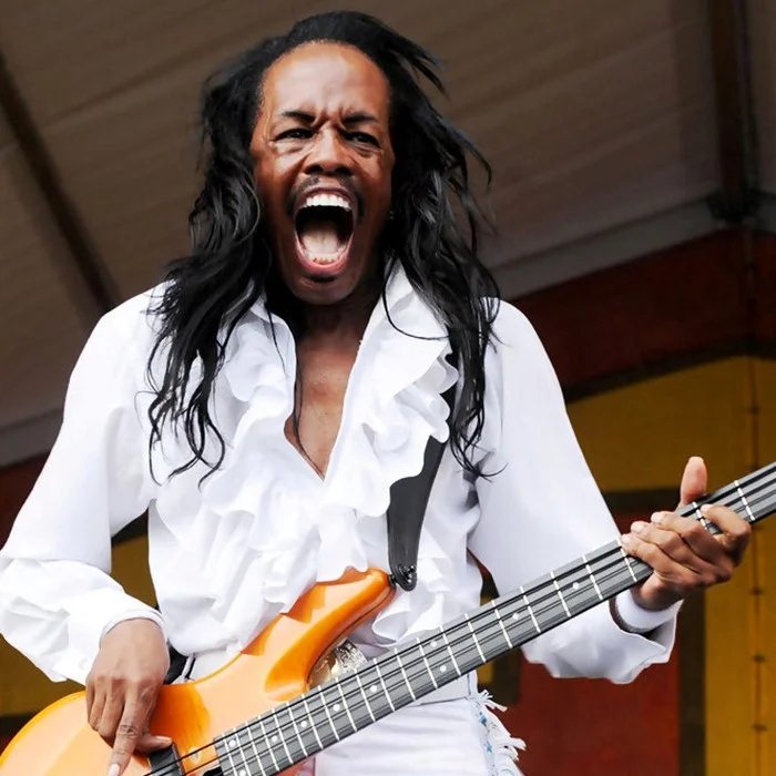 VERDINE WHITE : LE GÉNIE DE LA BASSE QUI A FAIT VIBRER EARTH, WIND & FIRE