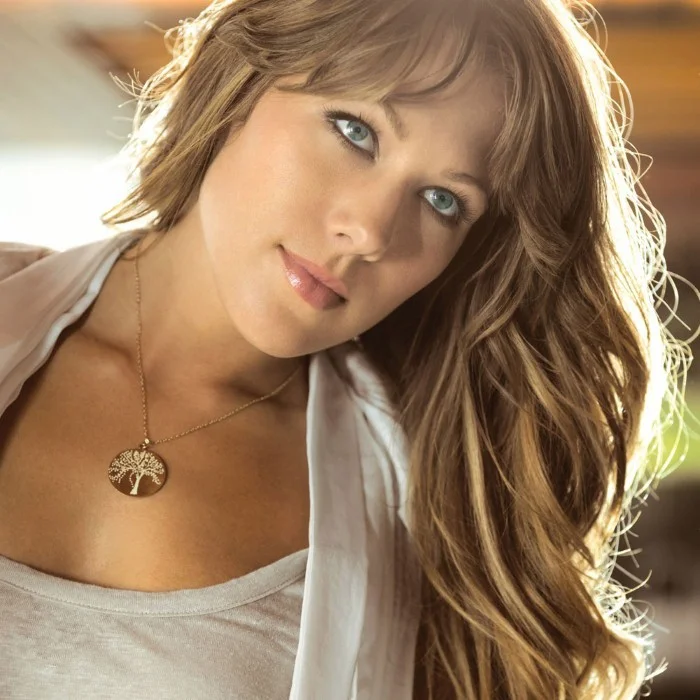 COLBIE CAILLAT : LA VOIX DOUCE DE LA POP FOLK AMÉRICAINE