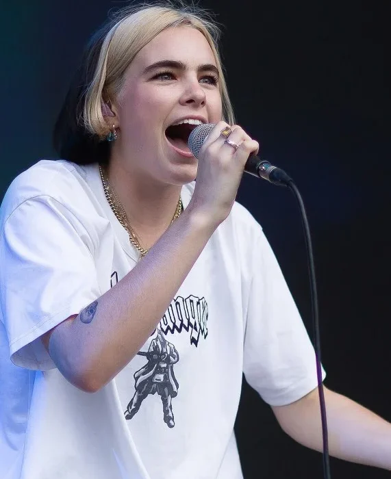 BENEE : LA RÉVÉLATION NÉO-ZÉLANDAISE DE LA POP ALTERNATIVE