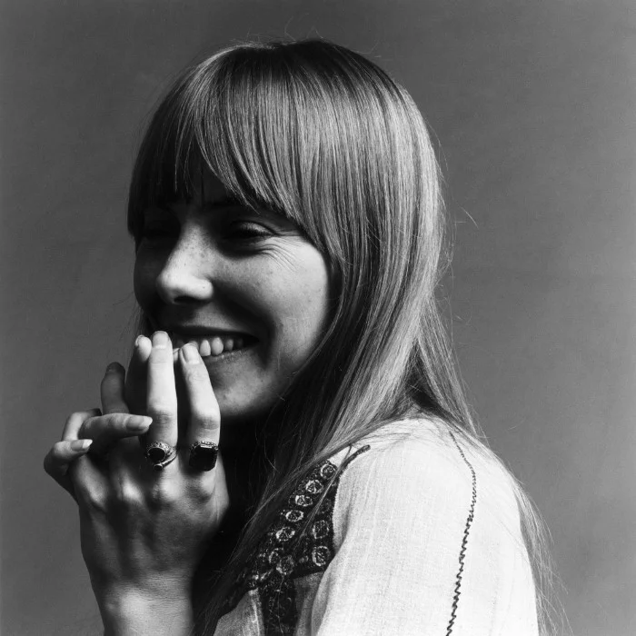 JONI MITCHELL : LA POÉTESSE DE LA FOLK CANADIENNE