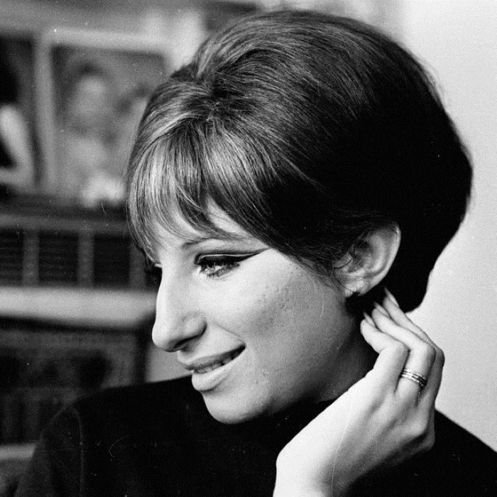 BARBRA STREISAND : LA VOIX LÉGENDAIRE DE LA POP AMÉRICAINE