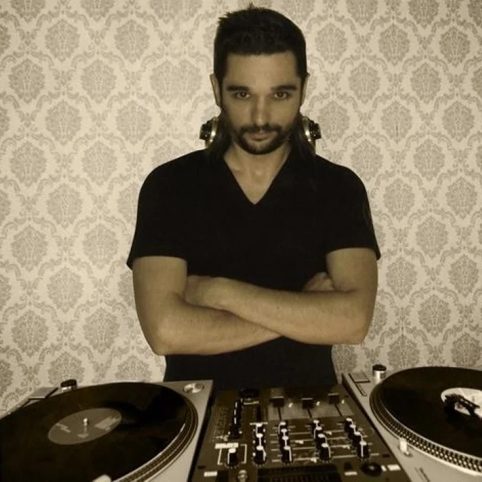 DJ A : PARCOURS ET HÉRITAGE D'UN PIONNIER DE LA MUSIQUE ÉLECTRONIQUE