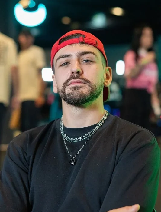 THEODORT : DU YOUTUBE AU RAP FRANÇAIS, UNE TRAJECTOIRE ÉPHÉMÈRE