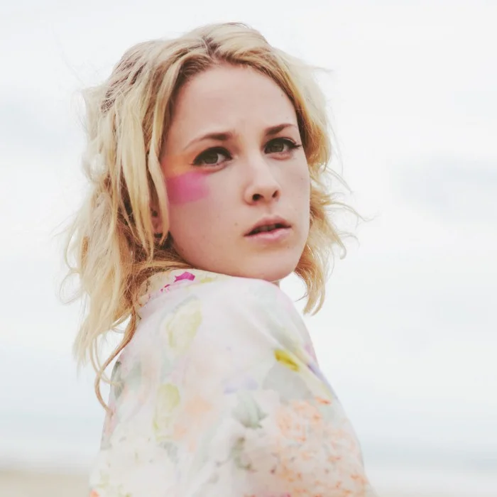 EMMA LOUISE : LA VOIX ENVOÛTANTE DE L'INDIE FOLK AUSTRALIENNE