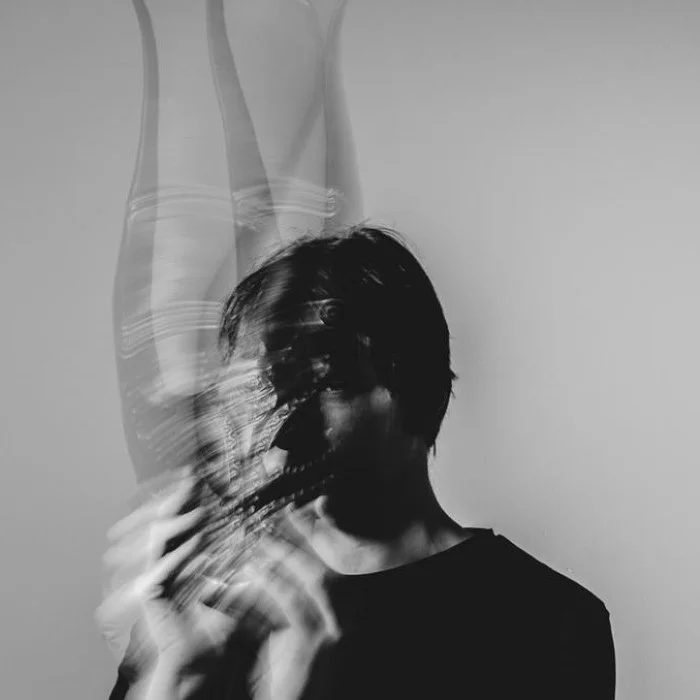 LAMBERT, LE PIANISTE MASQUÉ QUI RÉINVENTE LE CLASSIQUE