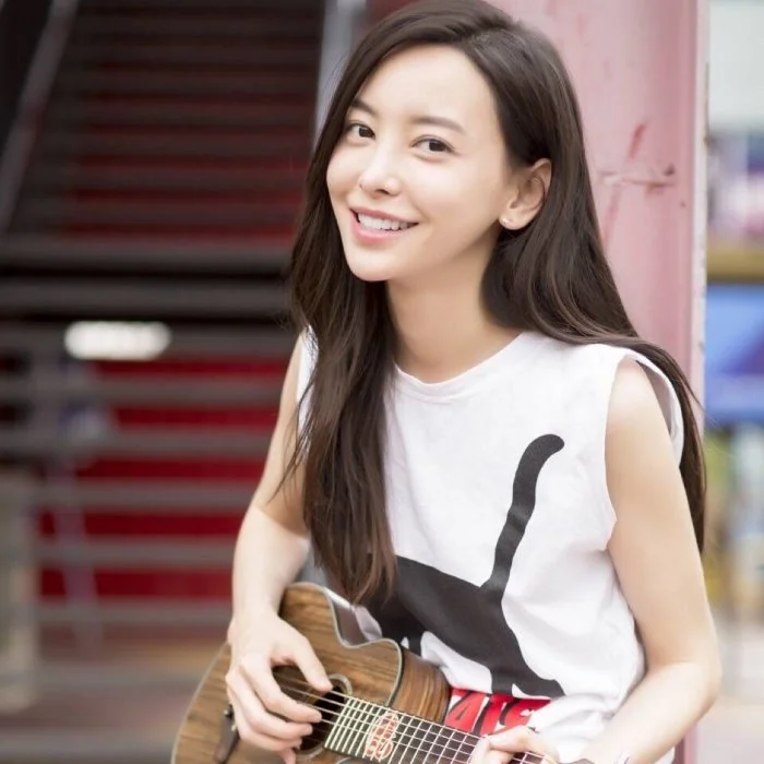 于文文 : LA VOIX DU MANDOPOP QUI A CONQUIS LA CHINE