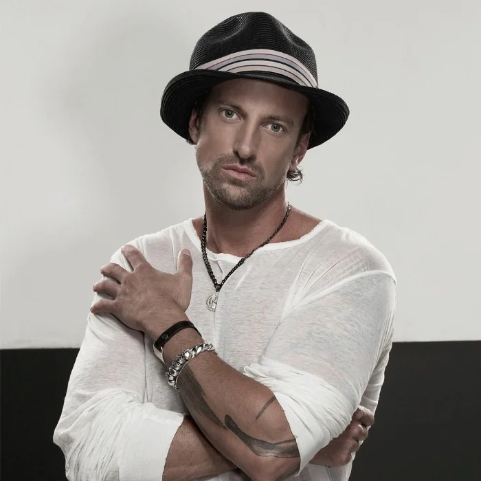 DANIEL POWTER : LE PIANISTE CANADIEN QUI A CONQUIS LE MONDE