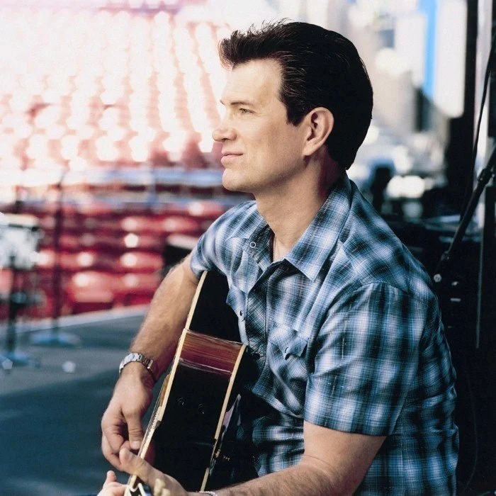 CHRIS ISAAK : LE ROCKABILLY ROMANTIQUE À LA VOIX D'OR