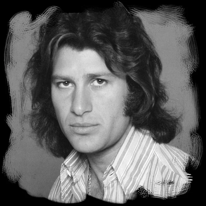 MIKE BRANT : L'ÉTERNEL CHANTEUR DE L'AMOUR DISPARU À 28 ANS