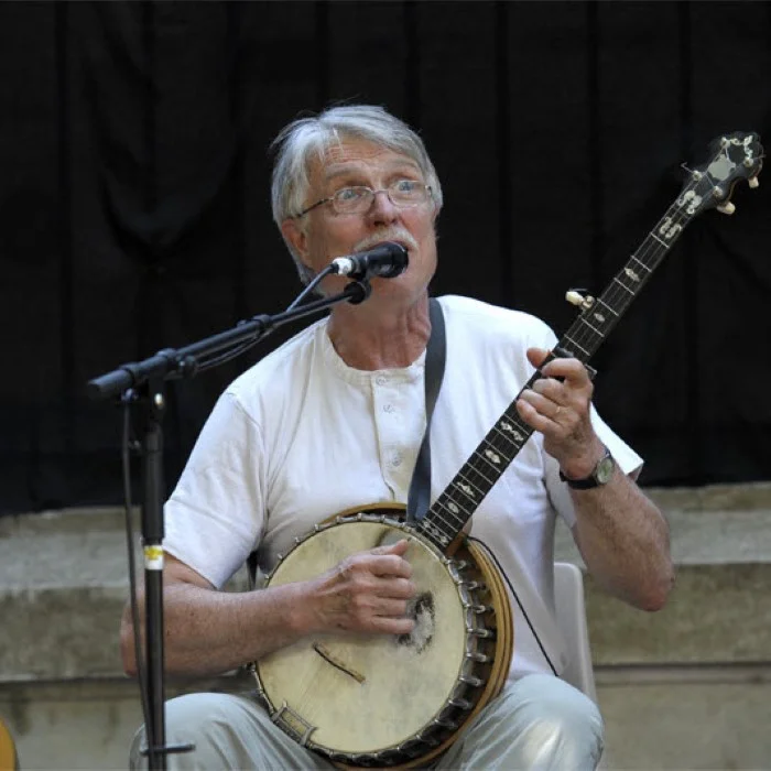 STEVE WARING : LE CHANTEUR DISCRET DE LA SCÈNE FRANÇAISE