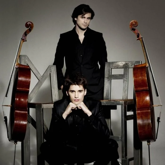 2CELLOS : LE DUO DE VIOLONCELLES QUI A RÉINVENTÉ LE ROCK