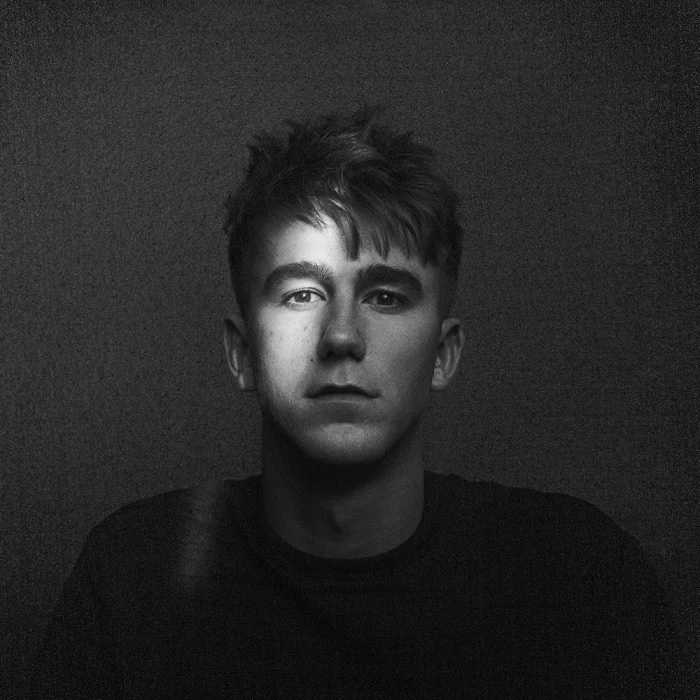 SG LEWIS : LE PRODUCTEUR BRITANNIQUE QUI RÉINVENTE L'ÉLECTRO-POP