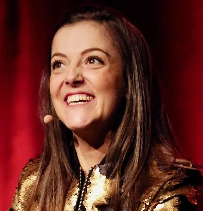 CAMILLE LELLOUCHE : BIOGRAPHIE DE L'ARTISTE FRANÇAISE