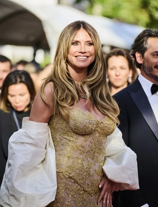 HEIDI KLUM : DU MANNEQUINAT À LA MUSIQUE, UNE ICÔNE POLYVALENTE