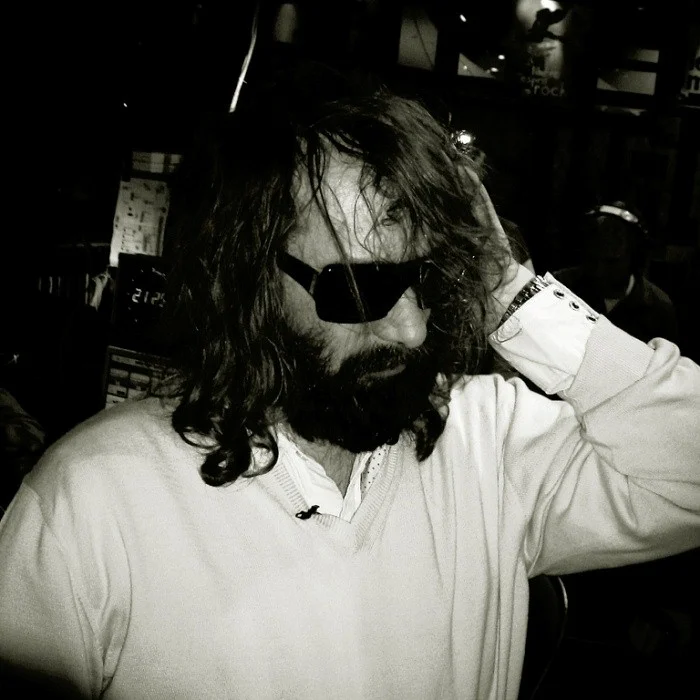 SÉBASTIEN TELLIER : PIONNIER DE L'ÉLECTRO-POP FRANÇAISE