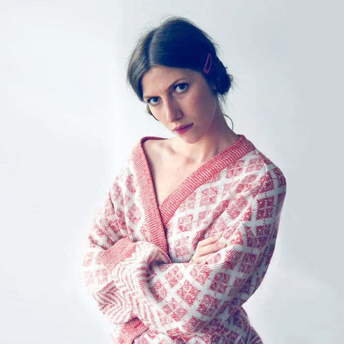 ALDOUS HARDING : LA FOLK SINGER NÉO-ZÉLANDAISE À LA VOIX ENVOÛTANTE