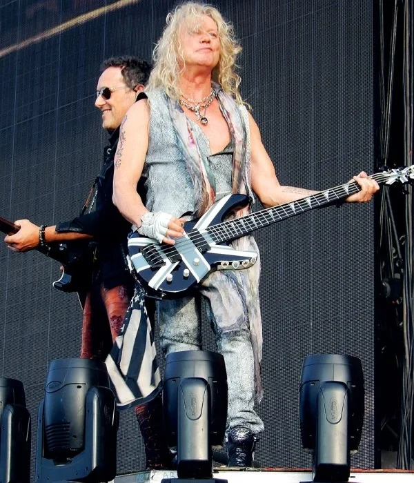 RICK SAVAGE : LE ROCKER BRITANNIQUE DE SHEFFIELD