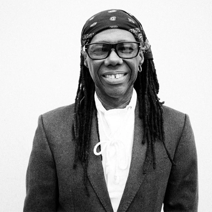 NILE RODGERS : LE GÉNIE DU DISCO QUI A RÉVOLUTIONNÉ LA MUSIQUE