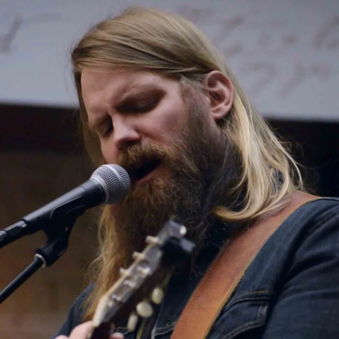 CHRIS STAPLETON : LA VOIX PUISSANTE DU COUNTRY AMÉRICAIN